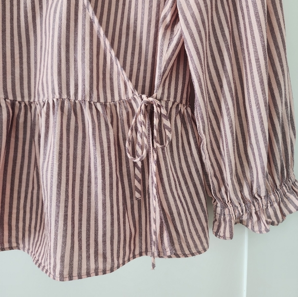 Madewell Puff Sleeve Peplum Wrap Top in Stripe Size Medium - Picture 3 of 11